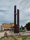 Florenc: Skulptur med klocka framför Prags stadsmuseum