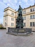 Staré Město: Křižovnické námesti: Karl IV-statyn